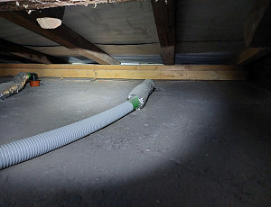 Zateplení stropu rodinného domu pomocí foukané izolace